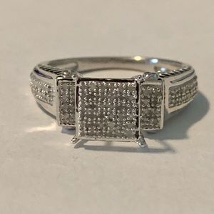 Diamond ring. Size 7. 14k white gold